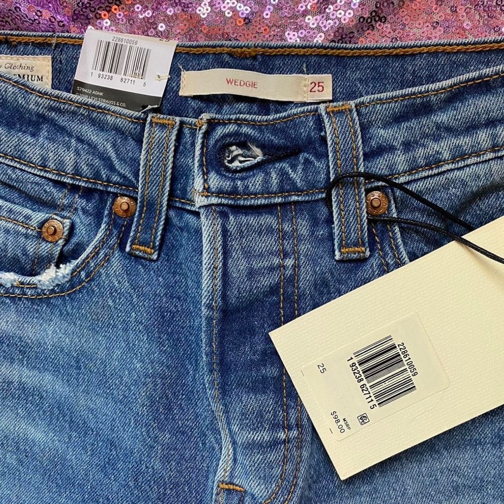 NWT! Women’s Levi’s the “Wedgie” Jeans sz: 25👖